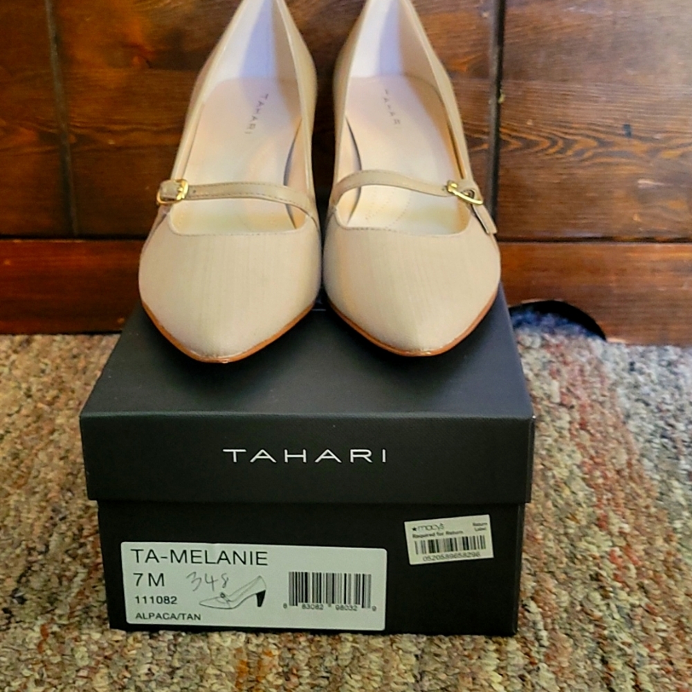 Tahari Tan heels size 7 Like New